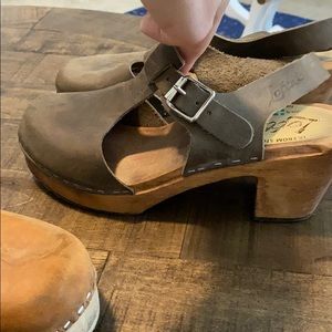 Lotta’s t-bar clogs